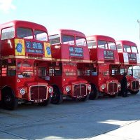 Co jest długie, czerwone i często staje? Piętrus – symbol Londynu!